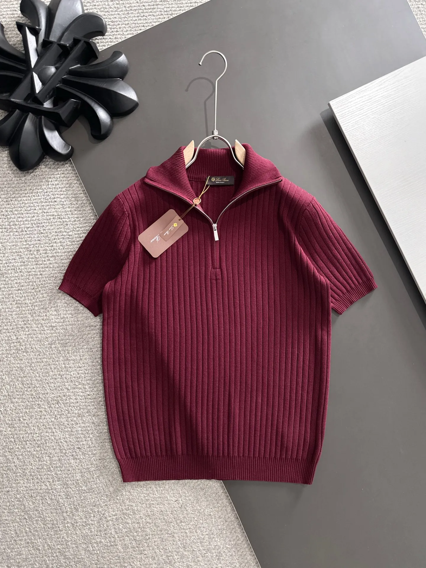 Next day shipment LP high quality Loro Piana 26ss New Arrival men's short-sleeved T-shirt Made of combed cotton yarn knitted cotton fabric, no pressure when entering and exiting the counter Exclusive control of raw materials It feels substantial when weighed, and the upper body is more textured than ordinary T-shirts. This texture can cope with the weather easily and is suitable for both hot and cold! Loose fit design, looks noble. The only correct version is available Size: M to XXXL